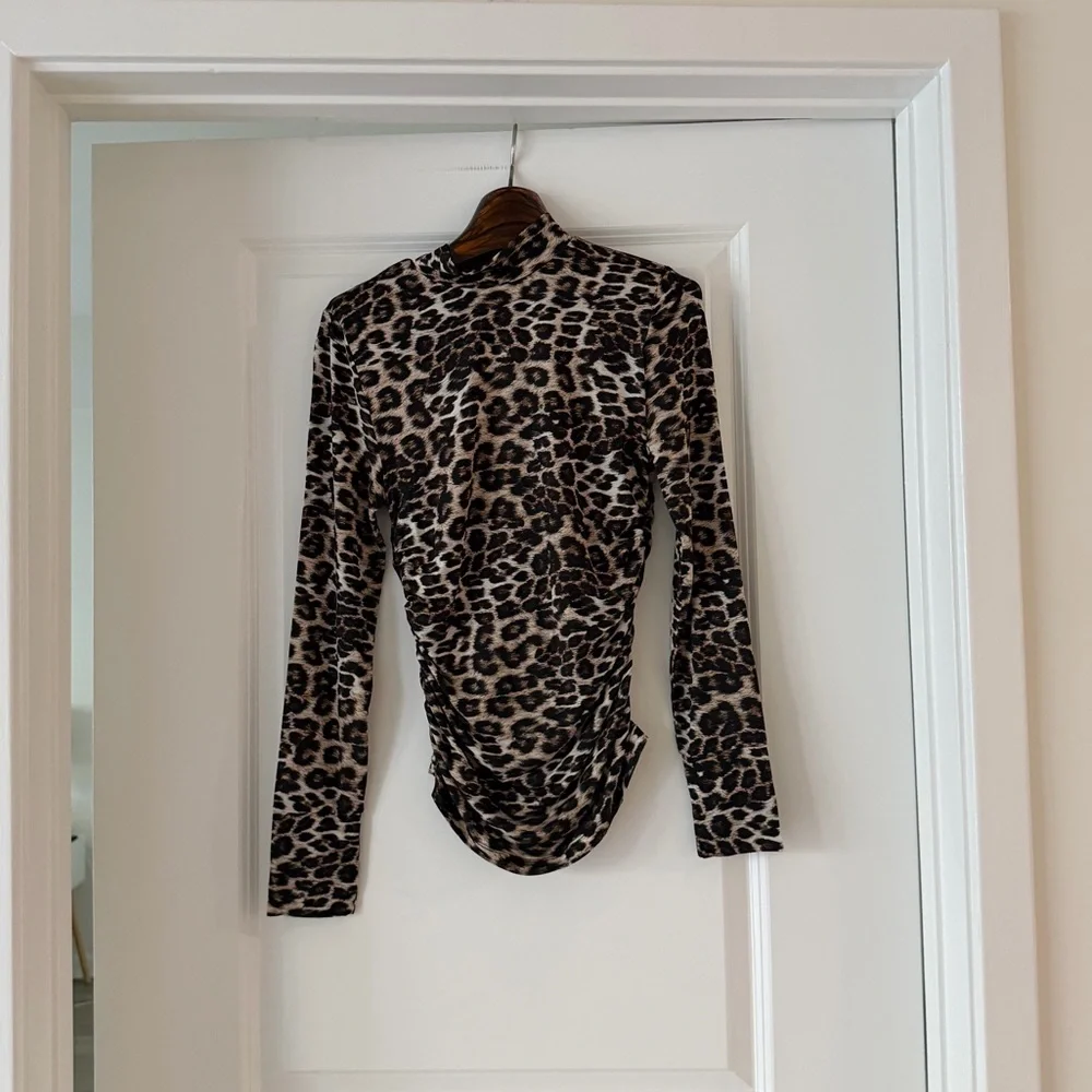 Farm Rio Leopard Print Natural Skin Jersey Blouse - Picture 4 of 7